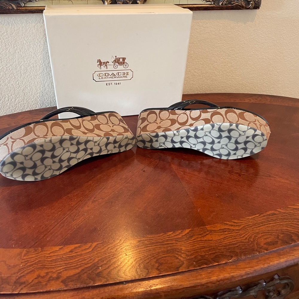 NIB Coach Nella Black Patent Chestnut/Khaki Signature C Wedge Thong Sandals - Picture 6 of 6